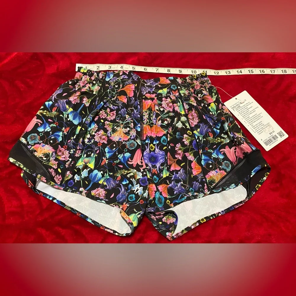 NEW SZ 4 Lululemon Hottie Hot LR Shorts Cute Floral Design Inner Lining Cute 🍋 - Picture 10 of 11